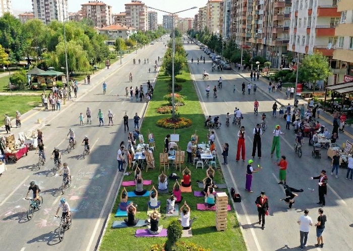 Eskişehir’de Pazar Günü Devrimi: Yolları Araçlara Kapatmak mı, Hayata Açmak mı?