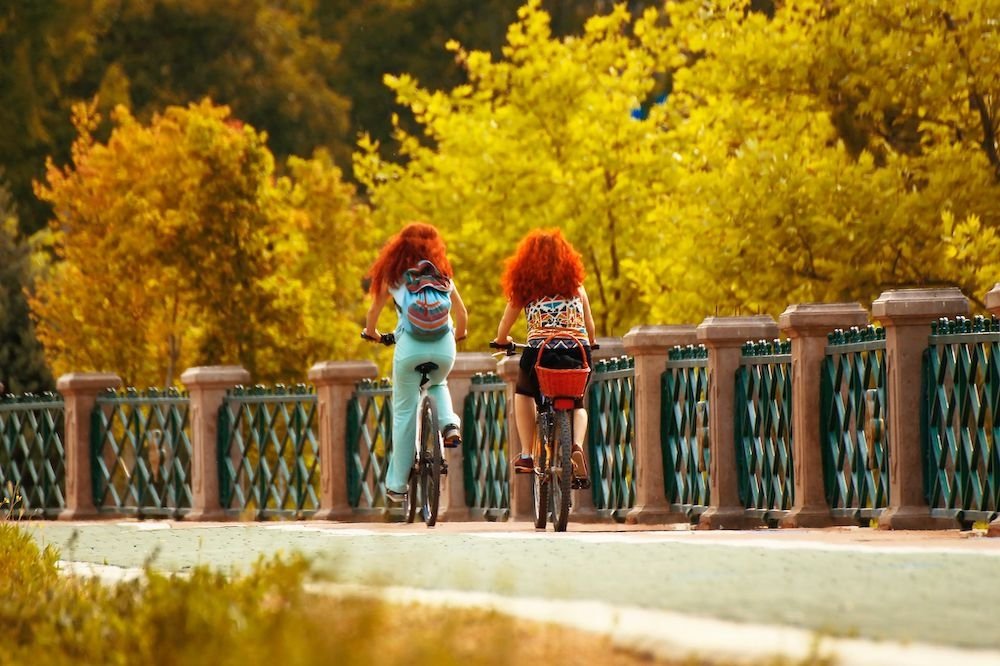 Eskişehir, zengin müzeleri ve keşfe davet eden tematik parklarının ötesinde; şehrin yaşam damarı olan Porsuk Nehri boyunca uzanan, gondol ve bot turlarıyla romantik bir hava taşıyan kıyı şeridiyle de ziyaretçilerine benzersiz bir deneyim sunar. Bu kıyı şeridi, aynı zamanda mükemmel bisiklet yollarıyla desteklenerek, tüm bu güzelliklerin bisikletle kolayca ve keyifle keşfedilebileceği aktif ve sürdürülebilir bir gezi rotası haline getirilebilir.